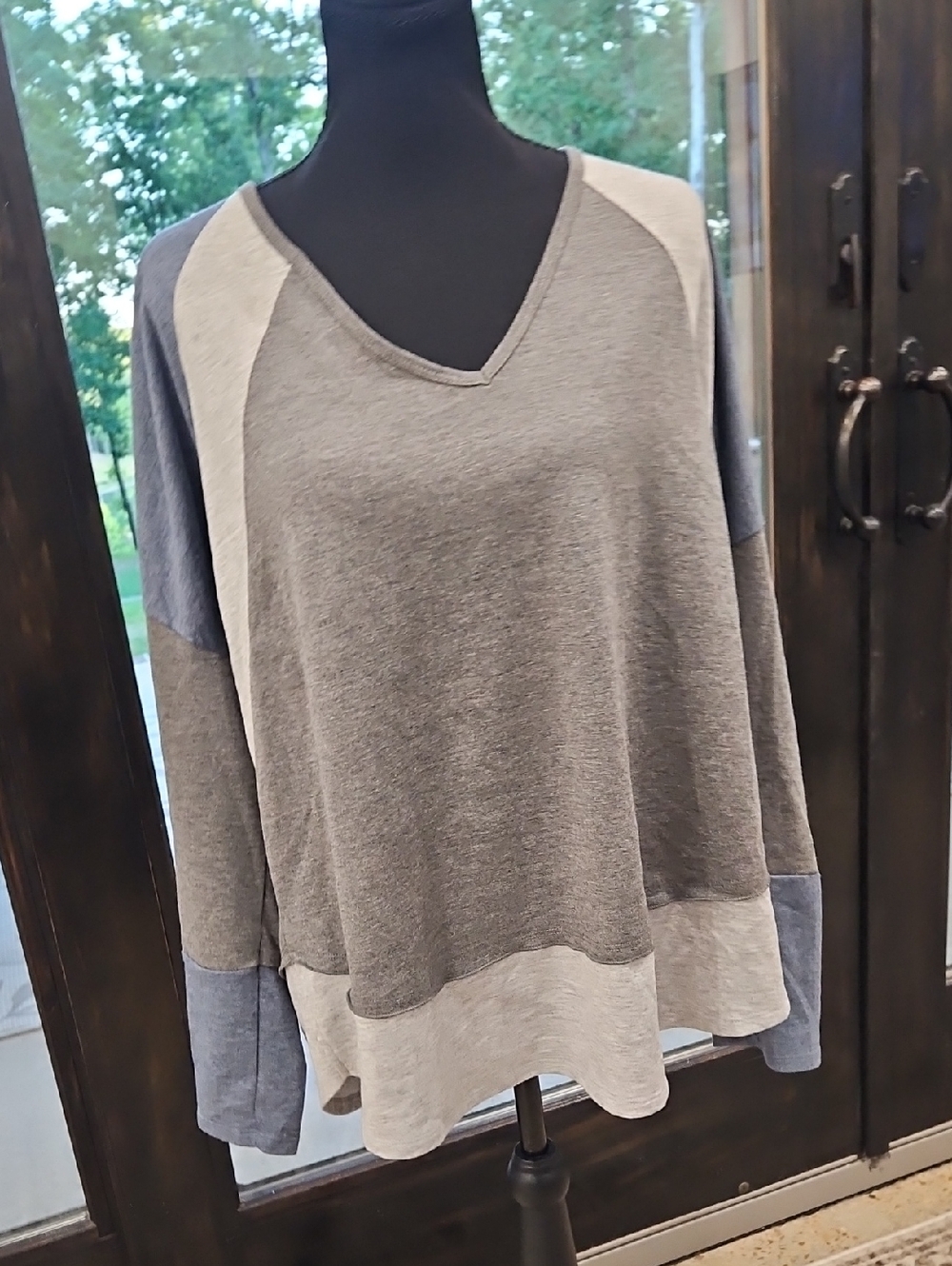 Floral & Ivy Relaxed V-Neck Colorblock Pullover Top - Gray. Size L